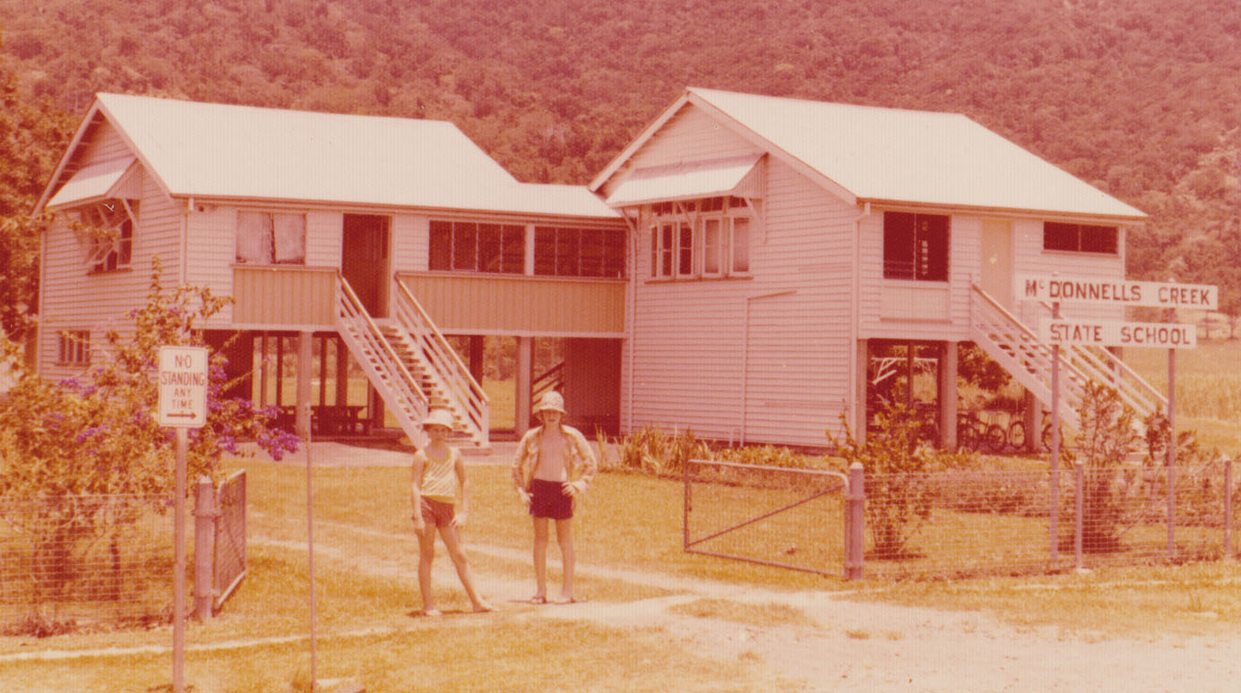 1976 - 31.10.1976 Outside the school.jpg